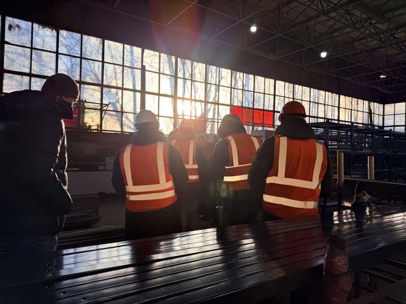 Представители администраций на производстве.jpg